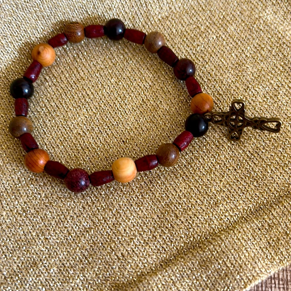 💜New hand made Sandalwood and African wood bead bracelet with cross.